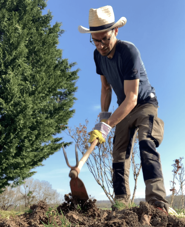 À l’os : en attendant le tracteur, j’ai passé pas mal d’heures en début de saison à préparer le sol à la bêche et à la pioche …!